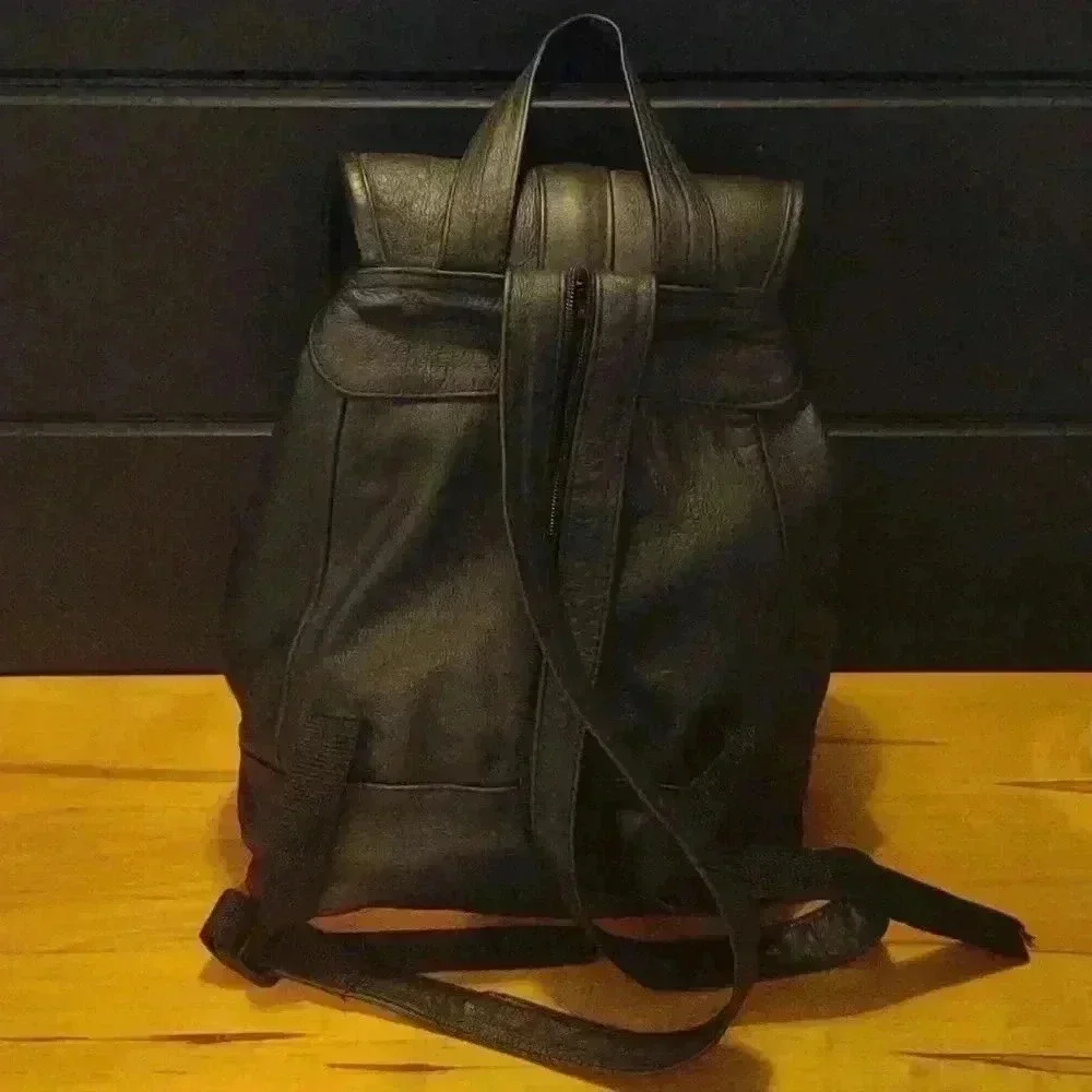 Black leather backpack 2 zippered pockets outside 1 inside 100%‎ leather medium
